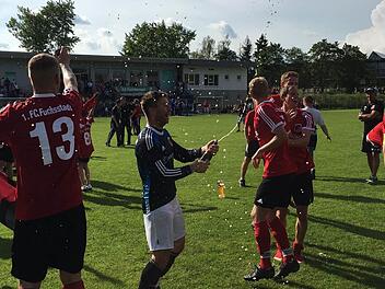 Nach der erfolgreichen Relegation in Feuchtwangen lassen sie Fuchsstädter dem Sekt und ihrer Freude freien Lauf. Kommende Saison starten sie endlich in der Landesliga. Foto: FC Fuchsstadt