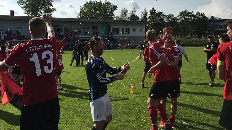 Nach der erfolgreichen Relegation in Feuchtwangen lassen sie Fuchsstädter dem Sekt und ihrer Freude freien Lauf. Kommende Saison starten sie endlich in der Landesliga. Foto: FC Fuchsstadt