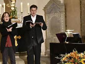 Stephanie Spörl (Sopran), Stefanie Hruschka (Mezzosopran) und Pfarrer Peter Hohlweg (Bariton), begleitet von Kantor Markus Kumpf am Piano, gestalteten das Vokalkonzert "Lieder zur Nacht".  Foto: Gerold Snater
