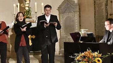 Stephanie Spörl (Sopran), Stefanie Hruschka (Mezzosopran) und Pfarrer Peter Hohlweg (Bariton), begleitet von Kantor Markus Kumpf am Piano, gestalteten das Vokalkonzert "Lieder zur Nacht".  Foto: Gerold Snater