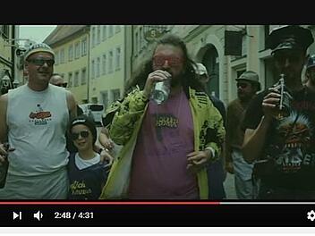 Der Song "Niederste Schichten" ist die Antwort der "Endlich Kerwa Band" auf die Sandkerwa Kritik von CSU-Fraktionschef Helmut Müller. Screenshot: Youtube