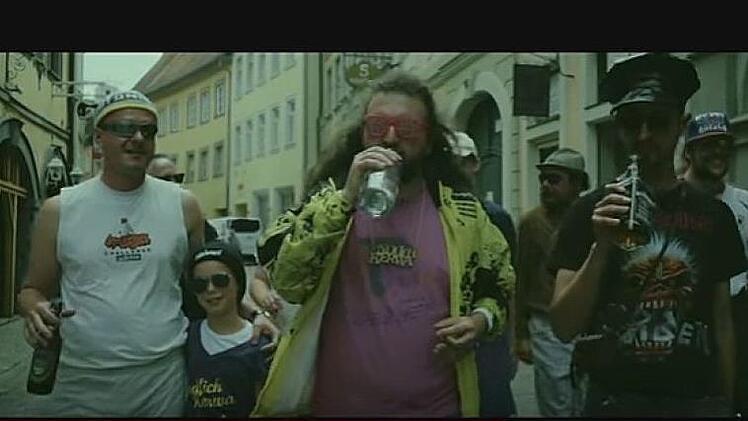 Der Song "Niederste Schichten" ist die Antwort der "Endlich Kerwa Band" auf die Sandkerwa Kritik von CSU-Fraktionschef Helmut Müller. Screenshot: Youtube