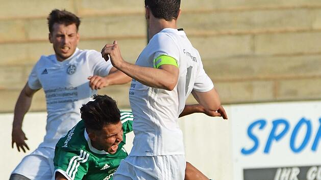 Der Lichtenfelser Torh&uuml;ter Hannes K&ouml;ster hielt seinen Kasten sauber. Hier vereitelt er den Angriff des Veitsbronners Dimitrios Fotiadis. Foto: Gunther Czepera