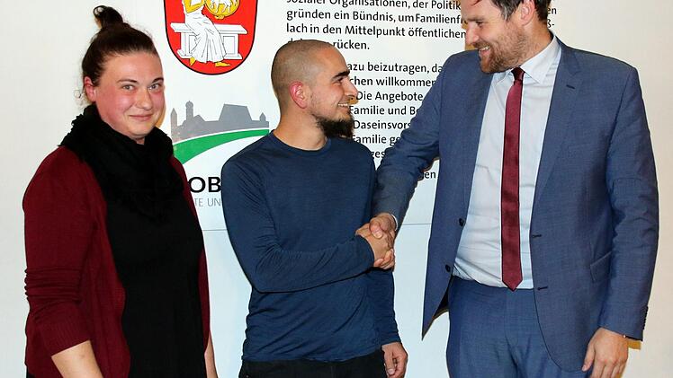 Stabwechsel bei der Seßlacher Jugendpflege: Nach sieben Jahren verlässt Silas Adner (rechts) aus privaten Gründen das Coburger Land Richtung Allgäu. Bürgermeister Martin Mittag dankte ihm für die unkomplizierte Zusammenarbeit. Adners Nachfolgerin wird Svenja Merz. Foto: Bettina Knauth