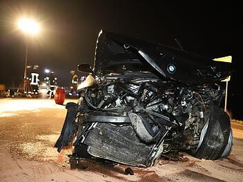 An beiden am Unfall beteiligten Fahrzeugen entstand laut Polizei ein wirtschaftlicher Totalschaden. Foto: Marian Hamacher