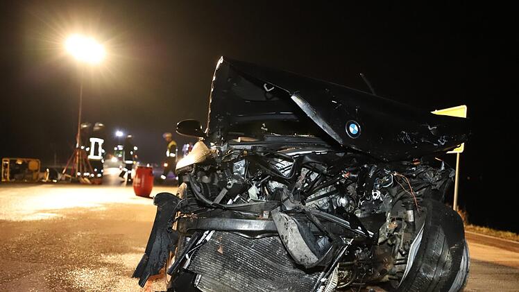 An beiden am Unfall beteiligten Fahrzeugen entstand laut Polizei ein wirtschaftlicher Totalschaden. Foto: Marian Hamacher