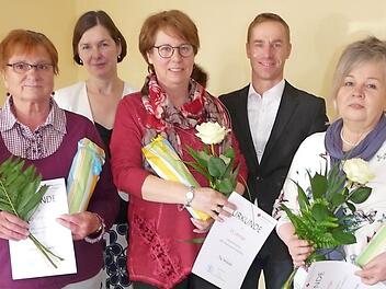 Der BRK-Marienverein Gro&szlig;walbur ehrte Mitglieder, die seit Jahrzehnten dem Verein die Treue halten (von links): Christa Friedrich, Karin Rosemann, Pia Wylezol, B&uuml;rgermeister Bernd H&ouml;fer und Petra Knoch.  Foto: Karin G&uuml;nther