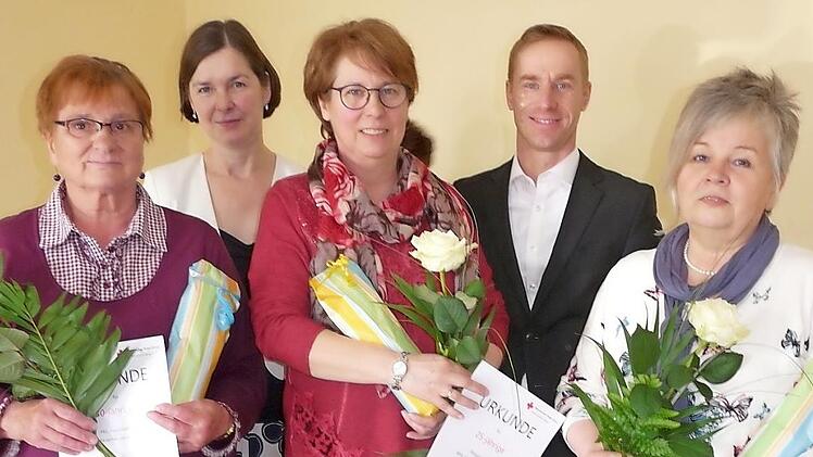 Der BRK-Marienverein Großwalbur ehrte Mitglieder, die seit Jahrzehnten dem Verein die Treue halten (von links): Christa Friedrich, Karin Rosemann, Pia Wylezol, Bürgermeister Bernd Höfer und Petra Knoch.  Foto: Karin Günther