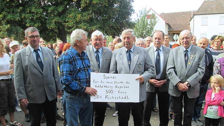 Die Vertretung der Soldaten- und Reservisten-Kameradschaft Fuchsstadt überreichte Bürgermeister Peter Hart eine Spende für die neue Kohlenberg-Glocke. Foto: Winfried Ehling