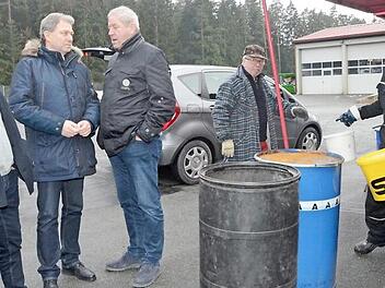 Landrat Klaus Löffler überzeugte sich persönlich auf dem Wertstoffhof Birkach vom guten Auftakt für die Problemmüllsammlung im Landkreis Kronach und dankte den Verantwortlichen. Von links im Bild sind Thomas Mattes, Landrat Klaus Löffler und Georg Wagner, die sich über den reibungslosen Ablauf der neuen Konzeption freuen. Foto: Karl-Heinz Hofmann
