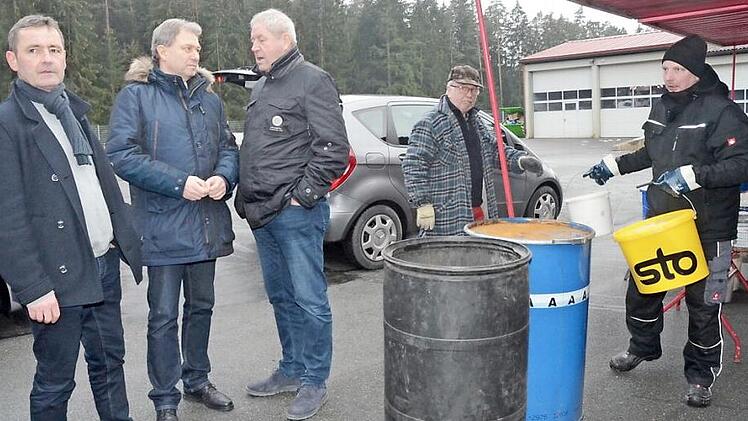 Landrat Klaus Löffler überzeugte sich persönlich auf dem Wertstoffhof Birkach vom guten Auftakt für die Problemmüllsammlung im Landkreis Kronach und dankte den Verantwortlichen. Von links im Bild sind Thomas Mattes, Landrat Klaus Löffler und Georg Wagner, die sich über den reibungslosen Ablauf der neuen Konzeption freuen. Foto: Karl-Heinz Hofmann