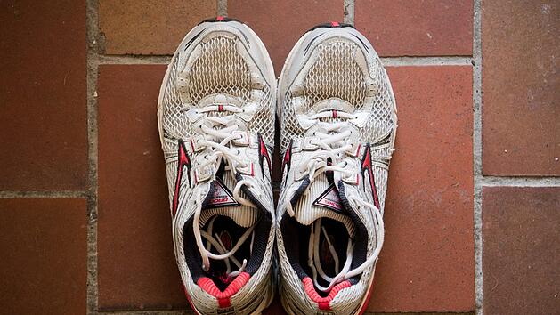 Mehr Sport im neuen Jahr? Die Laufschuhe stehen bereit.Foto: Julian Stratenschulte/dpa