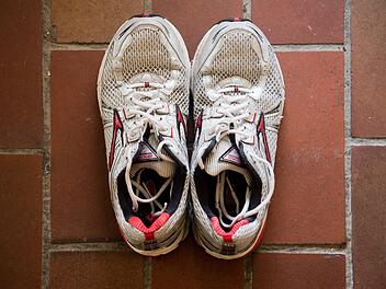 Mehr Sport im neuen Jahr? Die Laufschuhe stehen bereit.Foto: Julian Stratenschulte/dpa