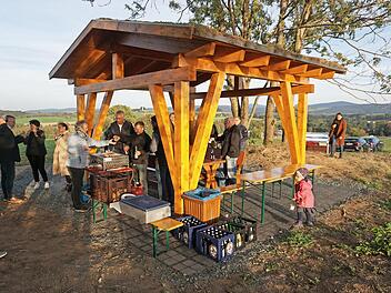 Bei der &Uuml;bergabe des Pavillons ging es recht z&uuml;nftig zu. Im Bild (von links) B&uuml;rgermeister Marc Benker, Elena B&uuml;ttner (Dritte) und Andree Barth (Siebter).