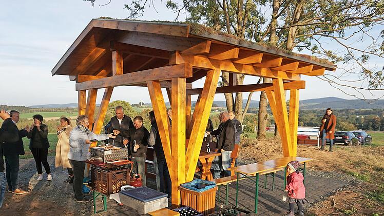 Bei der &Uuml;bergabe des Pavillons ging es recht z&uuml;nftig zu. Im Bild (von links) B&uuml;rgermeister Marc Benker, Elena B&uuml;ttner (Dritte) und Andree Barth (Siebter).