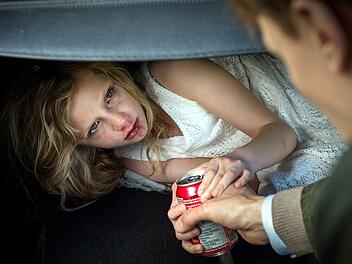 Bestürzender Thriller von 2016: "Operation Zucker. Jagdgesellschaft" über organisierte Kinder-Zwangsprostitution. Lucy (Carlotta von Falkenhayn) erhält von "Vater" Kai Voss (Sebastian Hülk) eine Cola zum Trost.