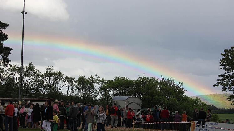 Dorf- und Glückskinder: Während es beispielsweise über Unterpreppach und Ebern Schauer niedergingen, gab es in Bischwind einen Regenbogen zu bestaunen. Foto Birgit Kestel