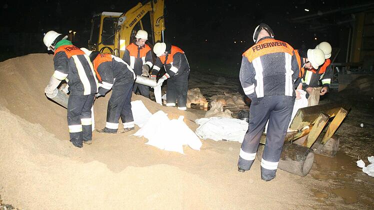 Die Feuerwehren rückten aus, um Sandsäcke zu befüllen und die Wassermassen einzudämmen. Foto: Stefan Johannes