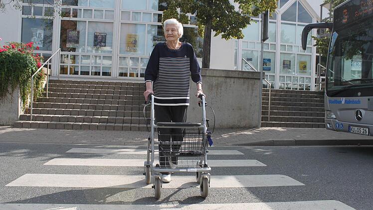 Vorbildlich: Der Übergang zwischen Bordstein und Fußgängerüberweg vor der Stadthalle ist so flach, dass Herta Grete hier ohne Probleme gehen kann.