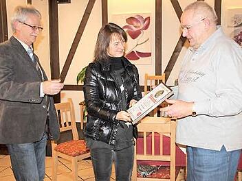 Die Segelfluggruppe "Kordigast" Burgkunstadt hat Alfons Ammon (rechts) viel zu verdanken. Vorsitzender Werner Hahn und Bürgermeisterin Christine Fries ernannten den 72-jährigen Küpser zum Ehrenmitglied des Vereins.