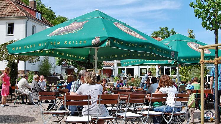 Tagsüber ist der Biergarten des "Salinenblick" ein beliebter Treffpunkt von Wanderern und Ausflüglern. doch um das Gasthaus rentabel zu bewirtschaften, wurden weitere Standbeine entwickelt. Foto: Sigismund von Dobschütz