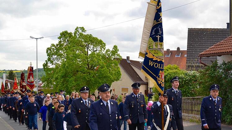 Parade durch Wollbach: Auch die neu gegründete Kinderfeuerwehr ist mit von der Partie.  Foto: Kathrin Kupka-Hahn
