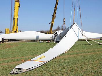 Am Boden liegen nicht nur diese defekte Rotorenblätter vom Bretzenstein, sondern auch die Pläne, in der Nachbarschaft bei Buch einen weiteren Windpark zu errichten. Im nahen Welsberg hat das Verwaltungsgericht einen begonnenen Bau zwischenzeitlich gestoppt. FT-Archivfoto: Ralf Kestel