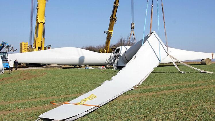 Am Boden liegen nicht nur diese defekte Rotorenblätter vom Bretzenstein, sondern auch die Pläne, in der Nachbarschaft bei Buch einen weiteren Windpark zu errichten. Im nahen Welsberg hat das Verwaltungsgericht einen begonnenen Bau zwischenzeitlich gestoppt. FT-Archivfoto: Ralf Kestel