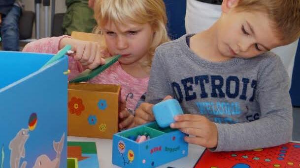 Mit Neugier und Ernst machen sich die beiden mit den neuen Spielsachen vertraut. Foto: Denise Burkhardt
