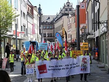 Einzelhandelsbeschäftigte aus Unter- und Mittelfranken im Streik: Am Donnerstag zogen sie durch die Schweinfurter Innenstadt. Foto: Vladimir Budin