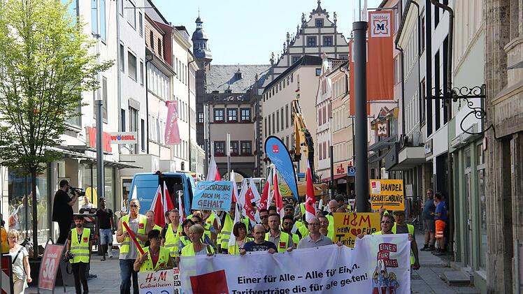 Einzelhandelsbeschäftigte aus Unter- und Mittelfranken im Streik: Am Donnerstag zogen sie durch die Schweinfurter Innenstadt. Foto: Vladimir Budin