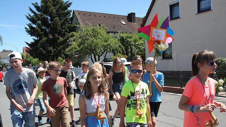 Auch ehemalige Schüler  liefen mit. Foto: Stephan Stöckel