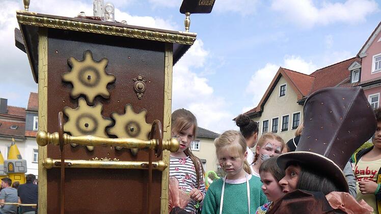 Mit Artisten, Musik und einem großen Kinderprogramm ist gestern das 28. internationale Puppenfestival Neustadt-Sonneberg auf dem  Marktplatz eröffnet worden. Bis zum kommenden Sonntag  gibt es jede Menge Veranstaltungen in den beiden Partnerstädten. - Foto: Berthold Köhler