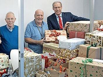 Brüne Soltau, Michael Baltz, Werner Zimmermann und German Hacker (v. l.) verschwinden beinahe hinter der Vielzahl von Weihnachtspäckchen. Foto: Richard Sänger