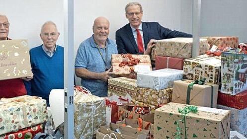 Brüne Soltau, Michael Baltz, Werner Zimmermann und German Hacker (v. l.) verschwinden beinahe hinter der Vielzahl von Weihnachtspäckchen. Foto: Richard Sänger