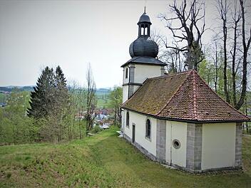 Im Glockenturm der Marktschorgaster Kreuzkapelle sollen mit dem Regionalbudget Nisthilfen für Schleiereulen und Turmfalken sowie Einfluglöcher für Fledermäuse geschaffen werden. Foto: Werner Reißaus