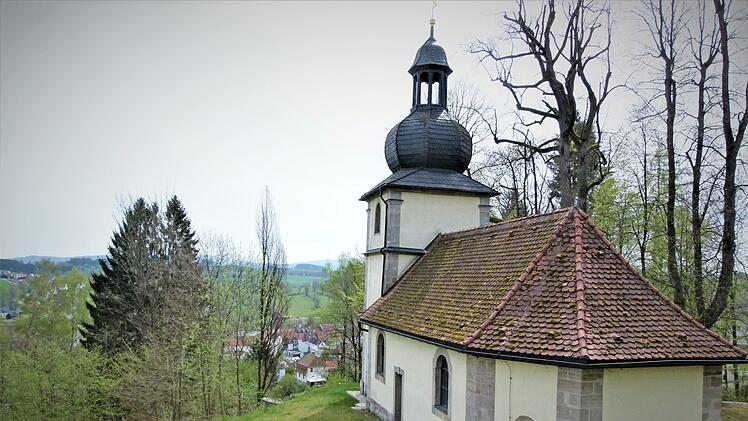 Im Glockenturm der Marktschorgaster Kreuzkapelle sollen mit dem Regionalbudget Nisthilfen für Schleiereulen und Turmfalken sowie Einfluglöcher für Fledermäuse geschaffen werden. Foto: Werner Reißaus