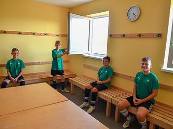 Noch sind die Kabinen geschlossen, aber so könnte es demnächst aussehen: Die Spieler halten den Abstand ein und lüften die Umkleide. Die Jungs der DJK Don Bosco Bamberg zeigen, wie es geht, müssen bei geöffneten Kabinen aber zusätzlich noch Masken tragen. Fotos: Ronald Rinklef