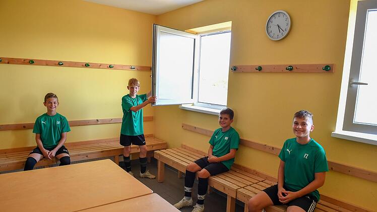 Noch sind die Kabinen geschlossen, aber so könnte es demnächst aussehen: Die Spieler halten den Abstand ein und lüften die Umkleide. Die Jungs der DJK Don Bosco Bamberg zeigen, wie es geht, müssen bei geöffneten Kabinen aber zusätzlich noch Masken tragen. Fotos: Ronald Rinklef