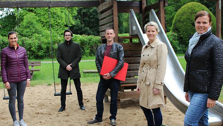 Seit vergangenem Jahr setzen sich Ulrike Abersfelder (v.l.), Jan Marberg, Florian Wildenauer, Heike Greenberg-Kremser und Franziska Kaul für Spielplätze ein. Foto: Archiv/Julia Raab