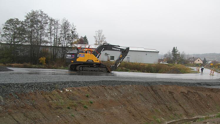 Groß und reißend ist der Schindelbach nicht, doch für die Umgehung müssen zwei Brücken gebaut werden.
