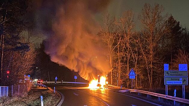 Transporter in Flammen: Fahrzeug brennt lichterloh