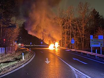 Transporter in Flammen: Fahrzeug brennt lichterloh