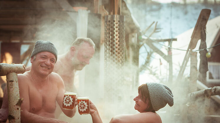 Beim Bierbad in Schmilka sitzt ihr in Holzbottichen wie im Mittelalter.