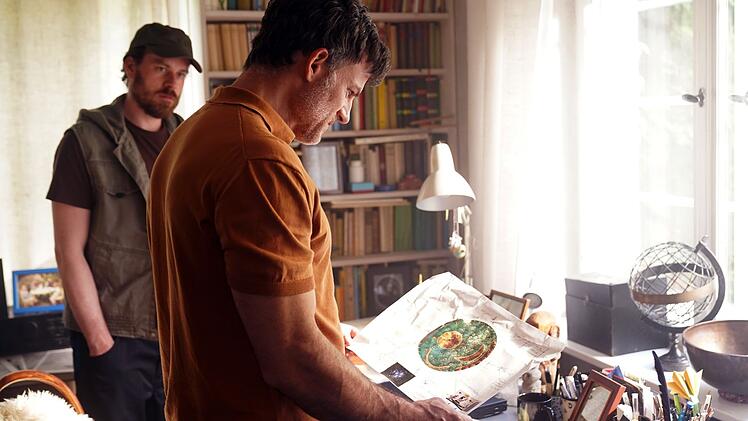 Kommissar Peter Ritter (Torben Liebrecht, rechts) kommt nicht aus Nebra und ist mit der Geschichte des Ortes nicht vertraut. Auch vom Fund und der Bedeutung der Himmelsscheibe erf&auml;hrt er erst hier im Haus des ermordeten Arko Haumann und seines Sohnes Jonas (Florian Bartholom&auml;i).