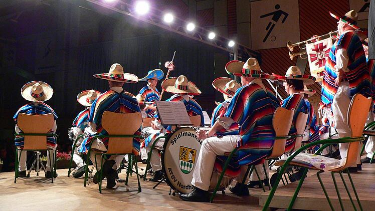 Obwohl die Nordhalbener noch in "klassischer Besetzung" eines Turner-Spielmannszugs auftreten, reicht ihr beachtliches Repertoire von Marschmusik über Klassik bis zu schwungvoller Unterhaltung.