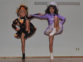 Lena Hagen (l.) und Natalie Konnerth sind die ersten Tanzmariechen in der Geschichte der "Blummazupfer". Fotos: RK