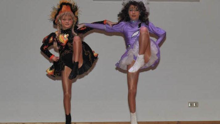 Lena Hagen (l.) und Natalie Konnerth sind die ersten Tanzmariechen in der Geschichte der "Blummazupfer". Fotos: RK