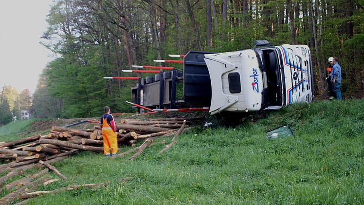 Ein Sattelzug mit Holzladung legte sich am Freitagmorgen zwischen Dörflis und Neubrunn auf die Seite Foto: Günther Geiling