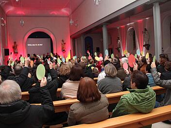 Ein bunt gemischtes Publikum (rechts oben) war am Samstag Abend in der in ebenfalls buntes Licht getauchten Aischer Kirche zu sehen. Fotos: Johanna Blum